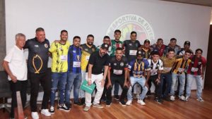 Equipes reunidas em foto oficial na Arena Caneleira para os confrontos eliminatórios de 21 a 30 de setembro, com oito duelos programados, durante a Liga Santista de Futebol Amador.