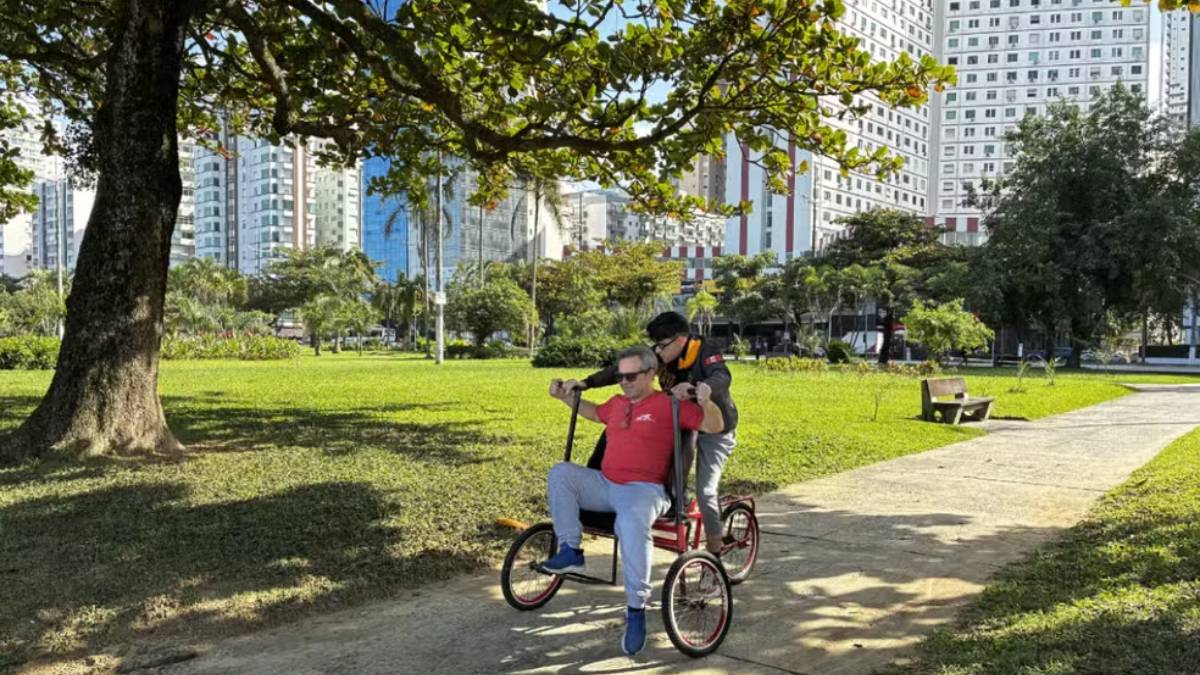 Projeto Santos às Cegas utiliza bicicleta adaptada durante passeio pela orla