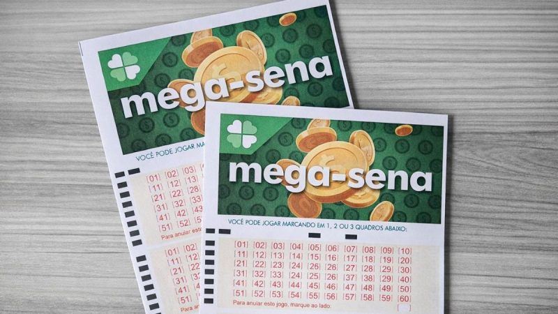 Loteria Mega-Sena em cartões de bilhete com números e instruções sobre como jogar, sobre uma superfície cinza, com recortes do jogo e desenhos de moedas.