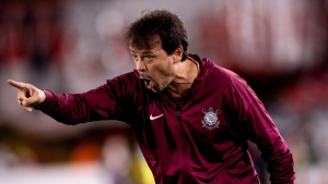Diniz Corinthians: Treinador Diniz, em foto durante partida, com gesto expressivo à beira do campo, usando uniforme do Corinthians; jogadores querem a permanência do treinador.
