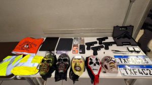 Piracicaba: apreensão de armas de airsoft e acessórios com máscaras e munições, em imagens de ocorrência após suspeita de ataques na Marcha para Jesus.