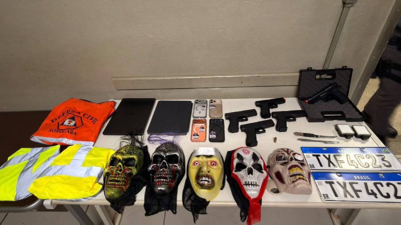 Piracicaba: apreensão de armas de airsoft e acessórios com máscaras e munições, em imagens de ocorrência após suspeita de ataques na Marcha para Jesus.
