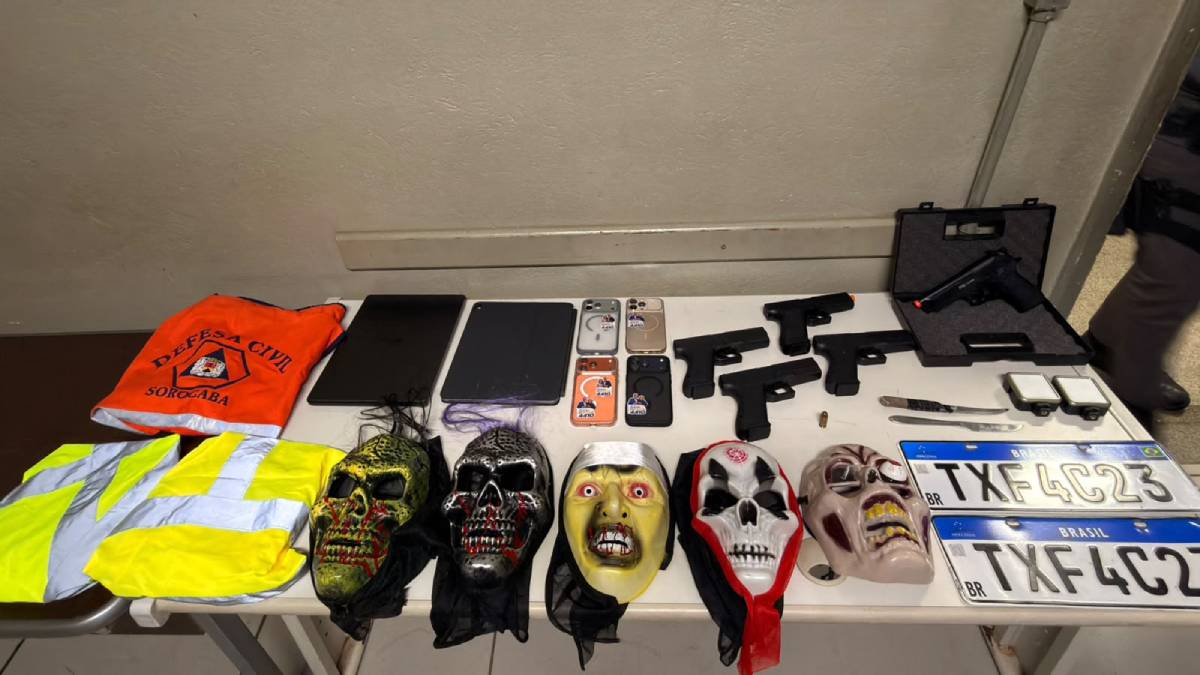 Piracicaba: apreensão de armas de airsoft e acessórios com máscaras e munições, em imagens de ocorrência após suspeita de ataques na Marcha para Jesus.