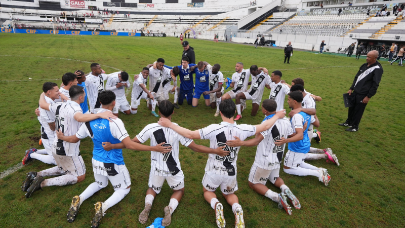Jogadores em campo comemoram e se abraçam ajoelhados após vitória, em estádio de futebol, com sensação de superação e retorno após 22 jogos; Ponte volta a vencer