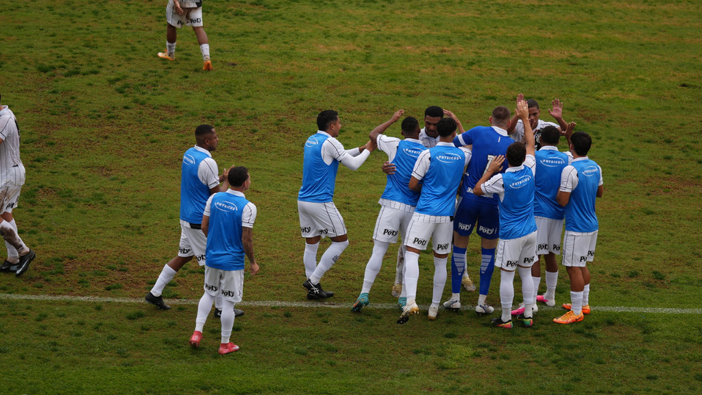 Ponte volta a vencer: Jogadores da Ponte comemoram gol em campo durante partida contra o CRB, em foto do PontePress, com atletas reunidos em círculo no gramado verde