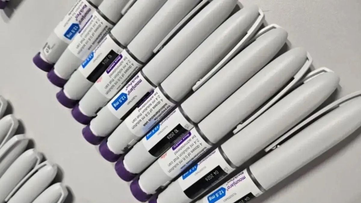 Close-up de várias canetas emagrecedoras com corpo branco e detalhes roxos, com rótulos azuis e pretos, em um conjunto alinhado para uso.