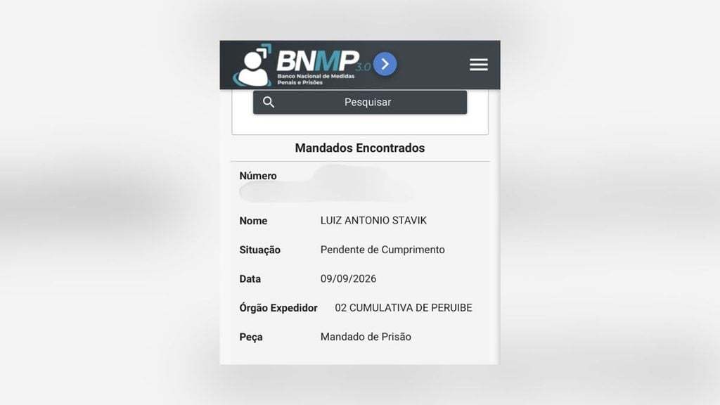homem condenado por estupro em Peruíbe: Imagem com reprodução de tela do site BNMP, exibindo “Mandados Encontrados” e dados como nome, situação, data e peça. Contexto de mandado de prisão em Peruíbe.