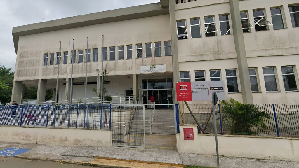 homem condenado por estupro em Peruíbe: Prédio do Fórum de Peruíbe ao ar livre, com fachada e entrada sinalizada, em foto associada à decisão judicial que determina prisão definitiva. Foto: Google Maps.