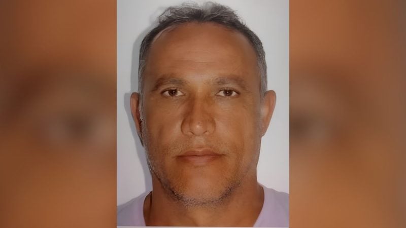 homem condenado por estupro em Peruíbe: Foto de identificação de um homem com expressão neutra, em Peruíbe, usado em reportagem sobre homem condenado por estupro de vulnerável, alvo de prisão após condenação.