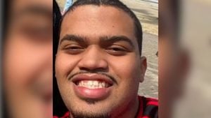 pai de bebê de quatro meses foragido: Imagem de divulgação com close do rosto de um homem que está sendo procurado após a morte de um bebê de 4 meses com fratura no crânio em Santos.