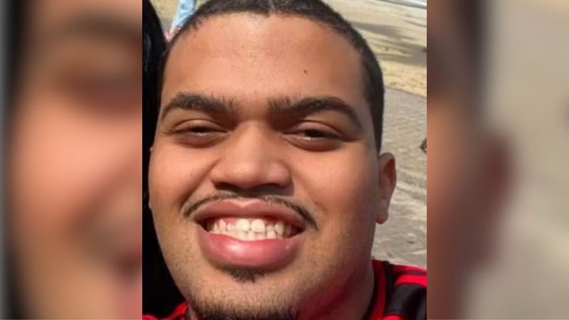 pai de bebê de quatro meses foragido: Imagem de divulgação com close do rosto de um homem que está sendo procurado após a morte de um bebê de 4 meses com fratura no crânio em Santos.