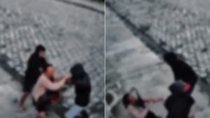 Mulher reage a assalto em Guarujá e luta com criminosos para proteger celulares, em cenas de vídeo com dois homens envolvidos e via pública ao fundo.