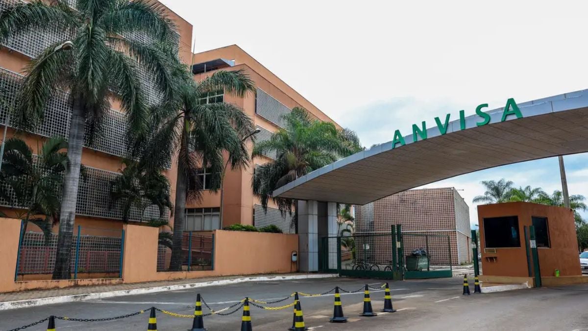 Prédio da Anvisa com a fachada e o letreiro “ANVISA”, em área externa com cones de sinalização, em imagem relacionada à apreensão de remédio falsificado.