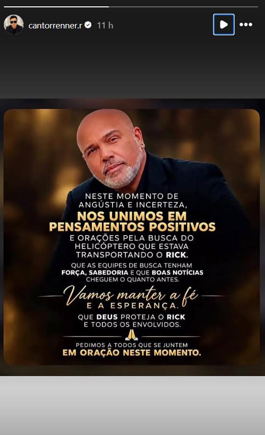 Captura de ecrã de uma publicação no Instagram Stories da conta @cantorrenner.r. A imagem mostra um fundo escuro com a fotografia do cantor Rick (da dupla Rick & Renner), um homem careca com barba grisalha, a olhar para a câmara com uma expressão séria.