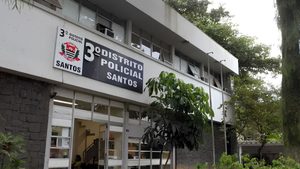 motociclista preso em Santos: Entrada do 3º Distrito Policial de Santos, com placa “3º DISTRITO POLICIAL” e “SANTOS”, após prisão de motociclista em Santos por atropelamento de adolescente e idoso