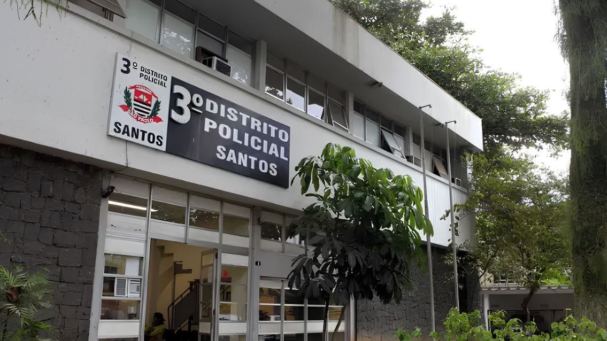 motociclista preso em Santos: Entrada do 3º Distrito Policial de Santos, com placa “3º DISTRITO POLICIAL” e “SANTOS”, após prisão de motociclista em Santos por atropelamento de adolescente e idoso