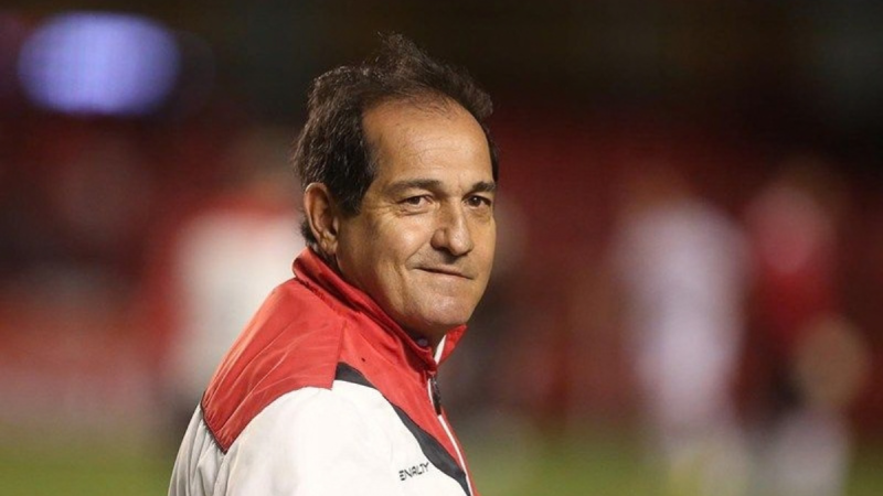 Muricy Ramalho em foto de destaque, com expressão serena, vestindo agasalho vermelho e branco em cenário de estádio desfocado, mencionando Neymar como ídolo do Santos.