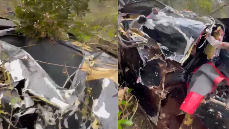 Imagem dividida ao meio mostrando os destroços de um helicóptero acidentado numa área de mata. Do lado esquerdo, vê-se a carcaça de cor escura retorcida com galhos e folhagem sobre a estrutura. Do lado direito, sob um ângulo diferente, observa-se a estrutura interna destruída e peças expostas, incluindo detalhes em vermelho e cinzento.