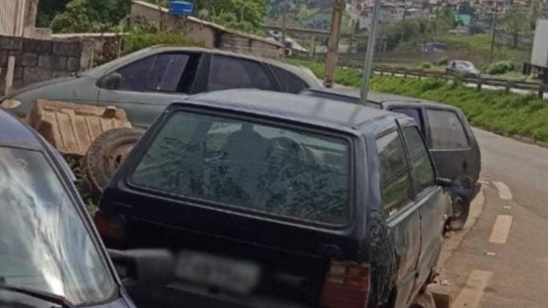 Veículo abandonado estacionado em via pública de Atibaia