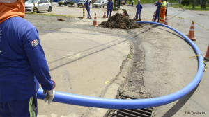 Operários trabalham na instalação de novas tubulações com tecnologia subterrânea em Santa Teresinha, em Piracicaba; obras já alcançaram 9,3 km de extensão.