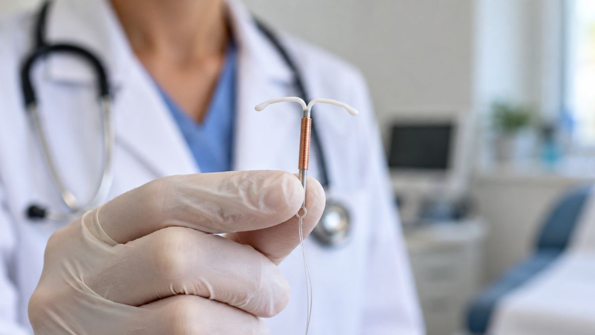 Médico em clínica segura um DIU hormonal com procedimento de saúde reprodutiva, com ambiente desfocado ao fundo, imagem gerada por IA