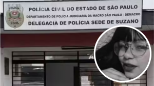Suspeito de matar ex-companheira em Suzano é mostrado em foto ao lado da Delegacia de Polícia de Suzano, em imagem da Polícia Civil de São Paulo.