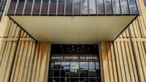 Fachada do Banco Central do Brasil com placa “Banco Central do Brasil”, em imagem que destaca projeção da economia brasileira e sua política econômica.