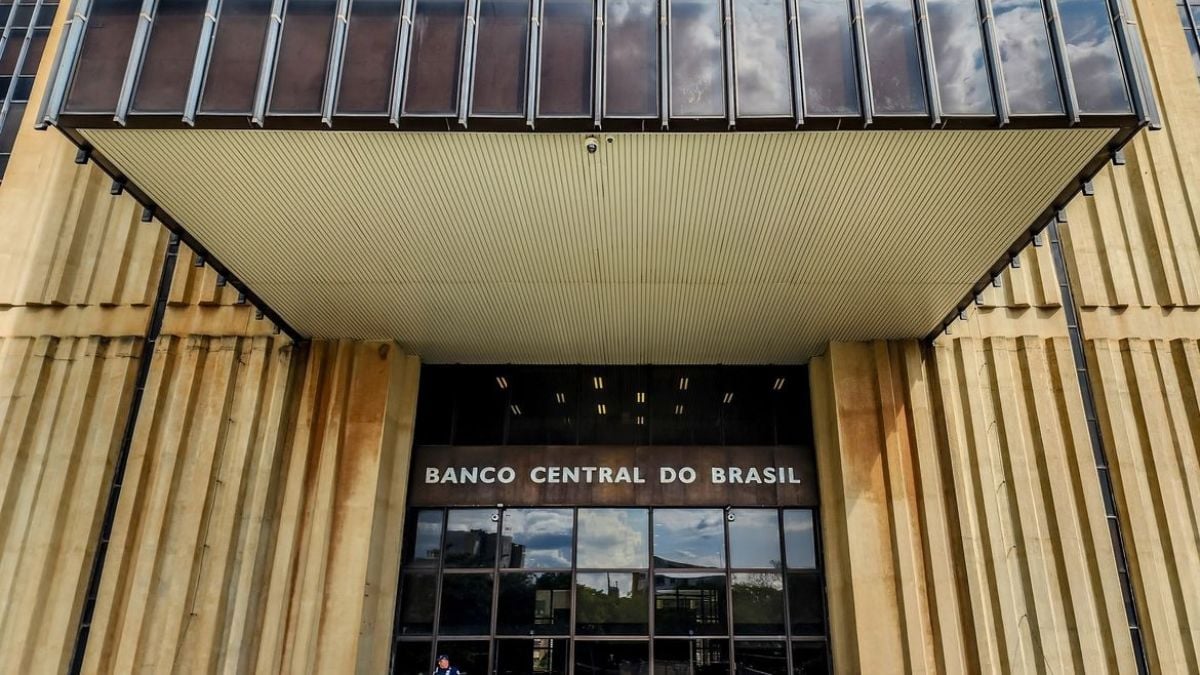 Fachada do Banco Central do Brasil com placa “Banco Central do Brasil”, em imagem que destaca projeção da economia brasileira e sua política econômica.