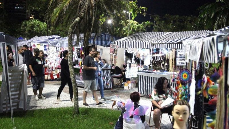 Feira Livre em Santos. Barracas de comida e artesanatos em praça da Aparecida, em Santos