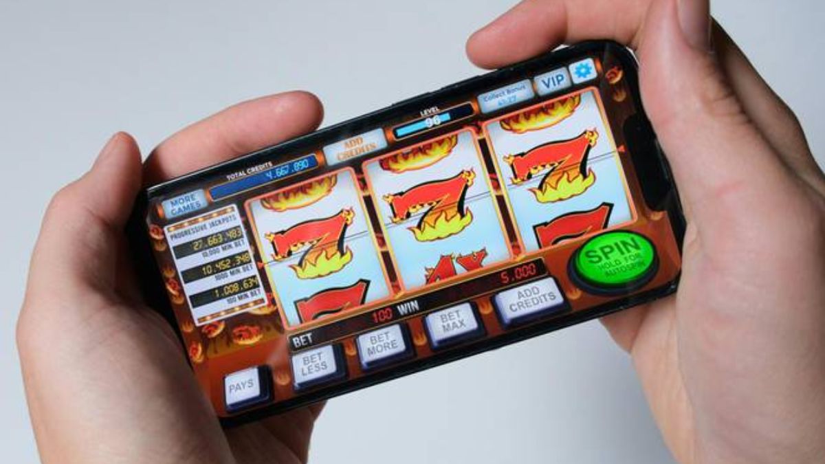 Celular com aplicativo de bet, aposta online. A imagem do celular mostra a pessoa ganhando ao aparecer os números iguais na tela