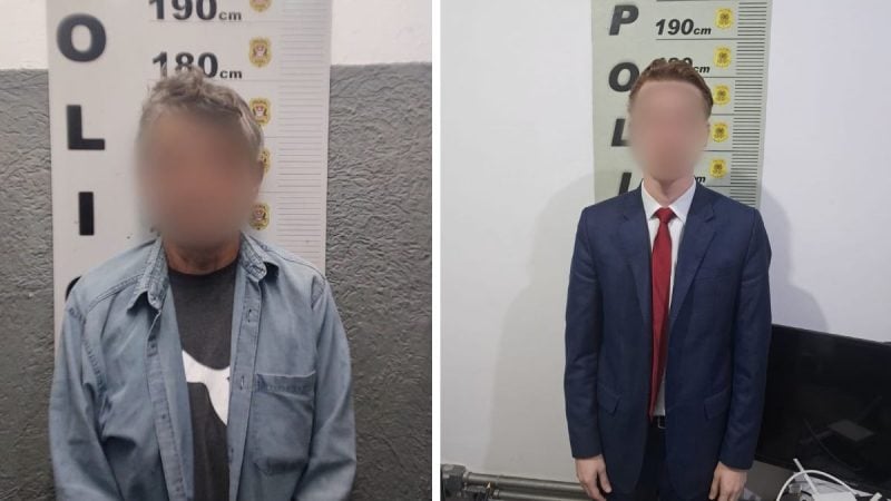 Colagem de duas fotos. Ambos possuem o rosto nublado e estão em uma delegacia com fundo cinza claro