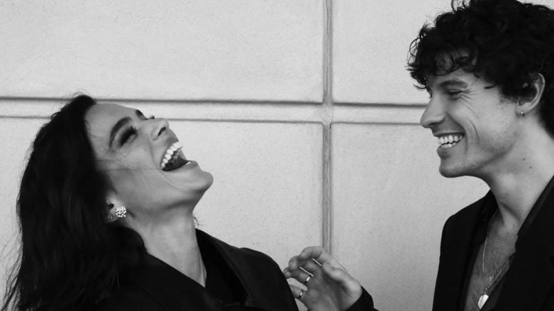 Bruna Marquezine e Shawn Mendes aparecem em fotografia em branco e preto rindo