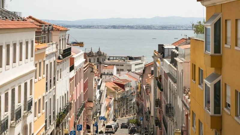 Lisboa, capital de Portugal, com seus prédios históricos, ruas de pedra e paisagem urbana próxima ao rio Tejo.