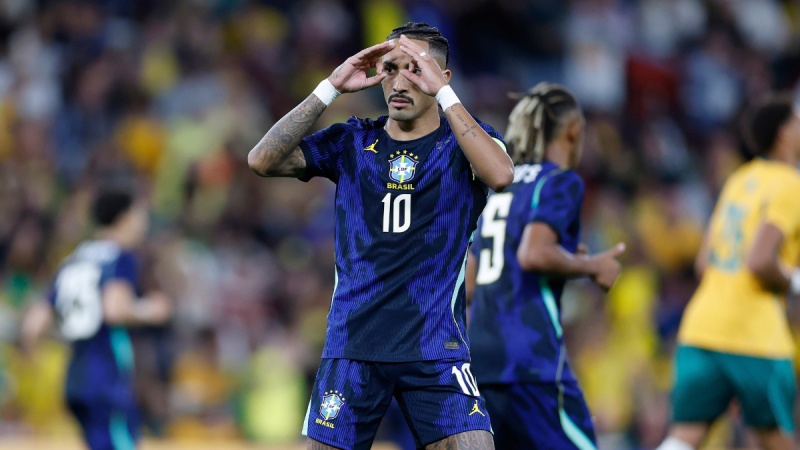 Raphinha comemora gol pelo Brasil