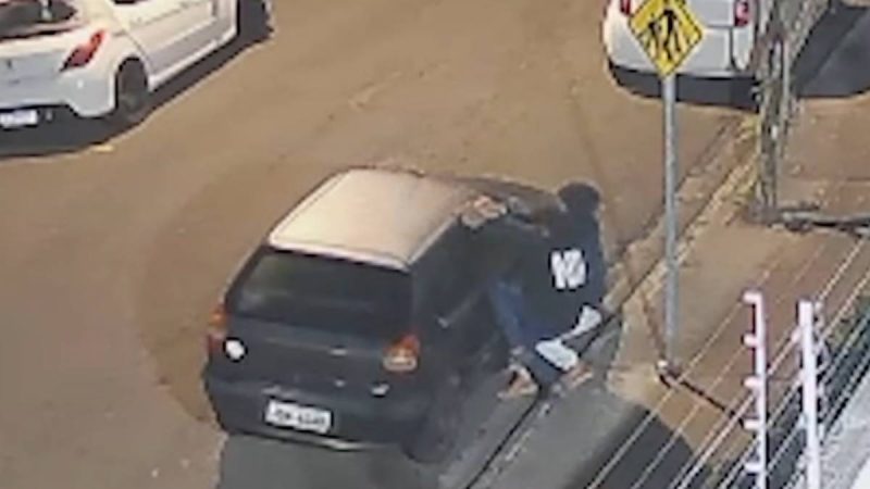 Câmera de segurança registra dois homens levando veículo durante a madrugada