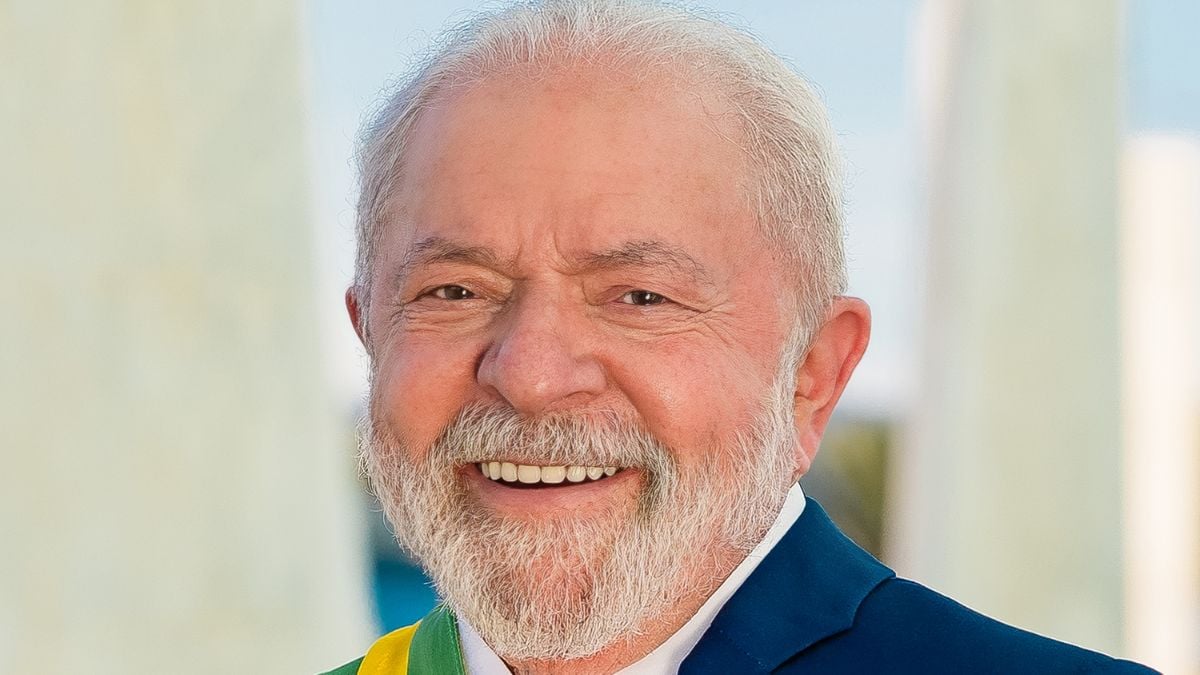 Lula aparece sorrindo em direção à câmera