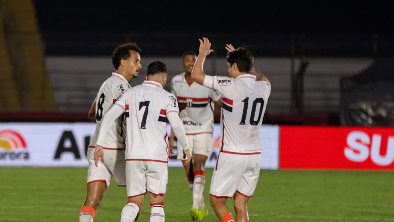 Jogadores do Botafogo-Sp comemorando gol