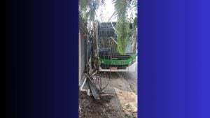 Ônibus do transporte público após colisão com postes na Vila Itapura, em Campinas.