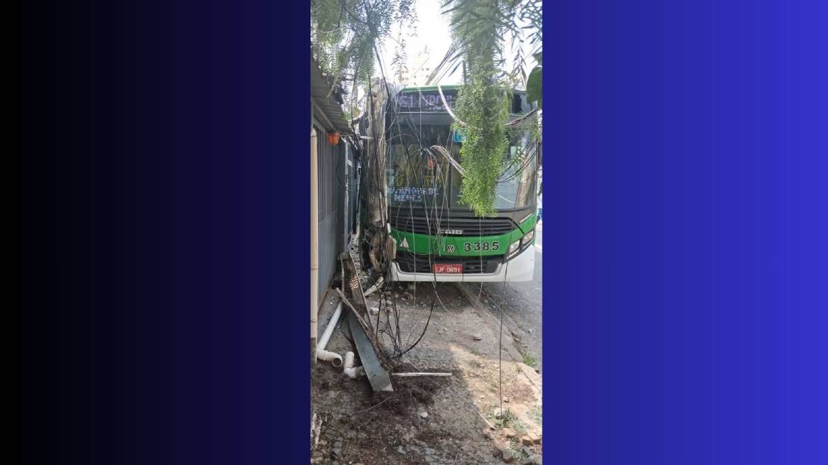 Ônibus do transporte público após colisão com postes na Vila Itapura, em Campinas.