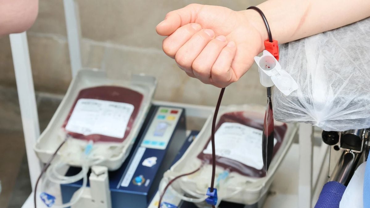 doação de sangue: mão do doador com pulseira e equipamento hospitalar ao lado de bolsas de sangue em sala de coleta, destacando novas regras que facilitam a doação no país