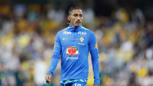 Raphinha durante aquecimento da Seleção