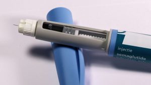 Canetas emagrecedoras no SUS: imagem de uma caneta de injeção com rótulo “injecção semaglutide”, usada para aplicação médica, em fundo claro.