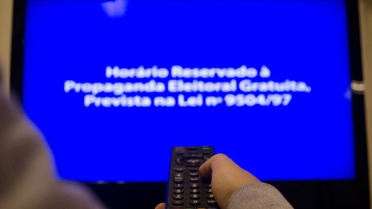 Televisão exibe propaganda do horário eleitoral durante as eleições
