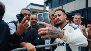 Neymar tira foto com torcedores do Santos