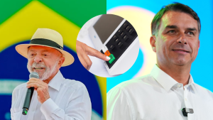 Montagem com Lula e Flávio Bolsonaro diante da bandeira do Brasil, com uma urna eletrônica ao centro, representando a disputa pela Presidência nas Eleições 2026.