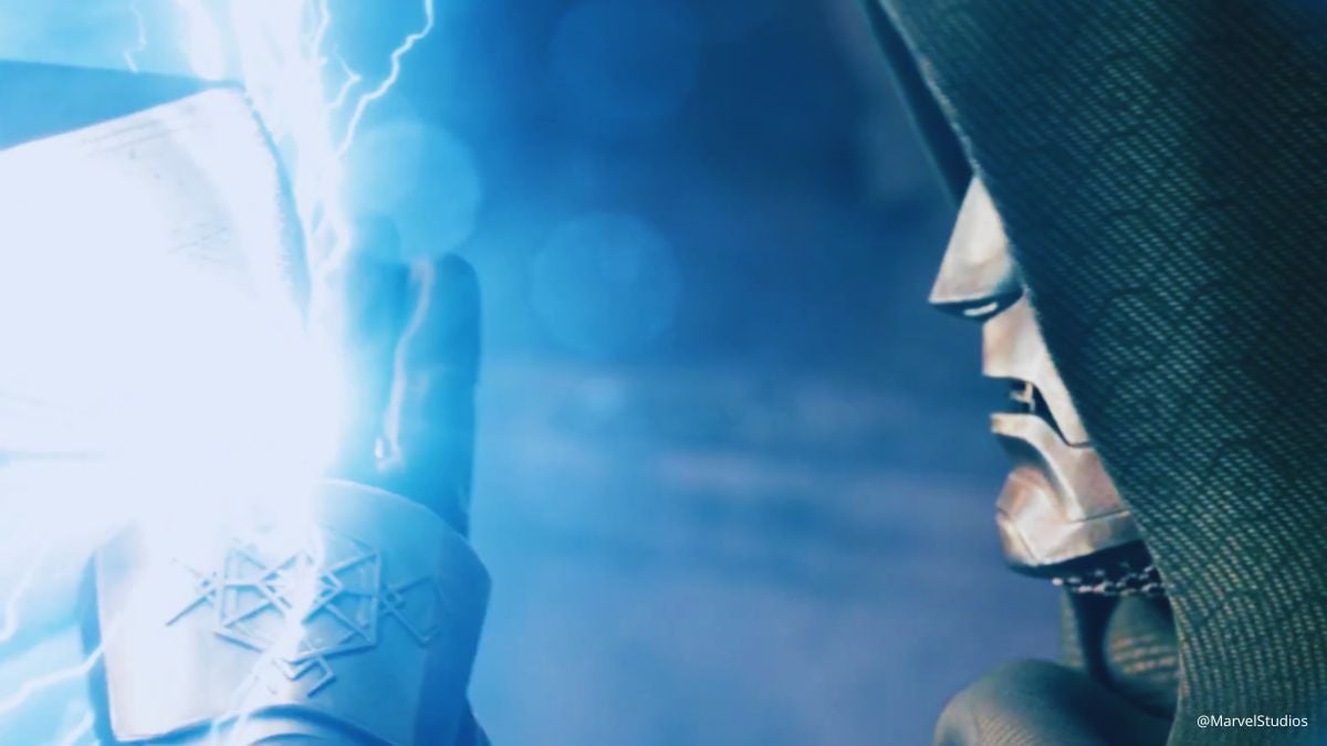 Cena de “Vingadores: Doutor Destino” mostra o vilão mascarado diante de uma intensa explosão de energia azul, com raios ao fundo.