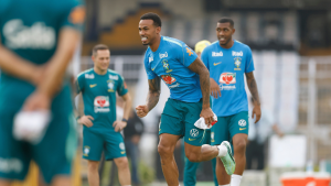 Jogadores da seleção brasileira em campo com sorriso no rosto