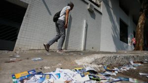 Eleitores comparecem a local de votação durante as eleições