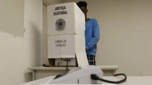 Urna eletrônica durante as eleições em Piracicaba
