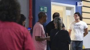 Eleitor vota em urna eletrônica durante o primeiro turno de 2026